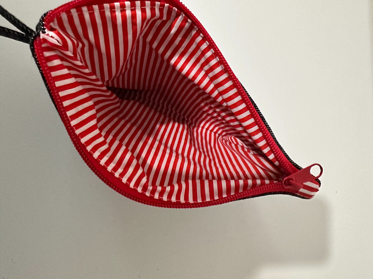 Cat 3.0 pouch interior with red and white striped lining